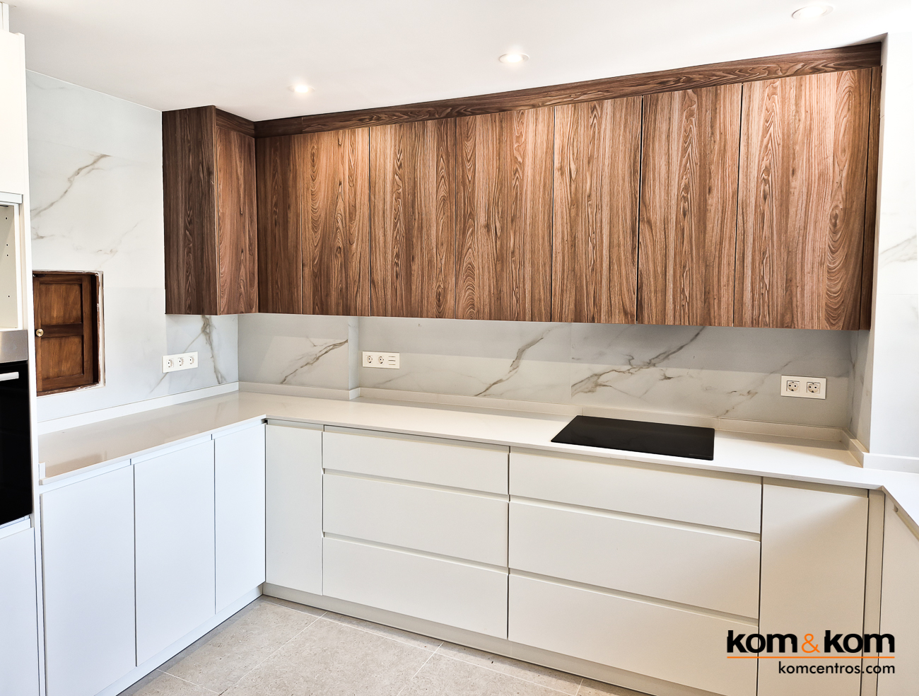 cocina moderna blanca y madera nogal sin tiradores 